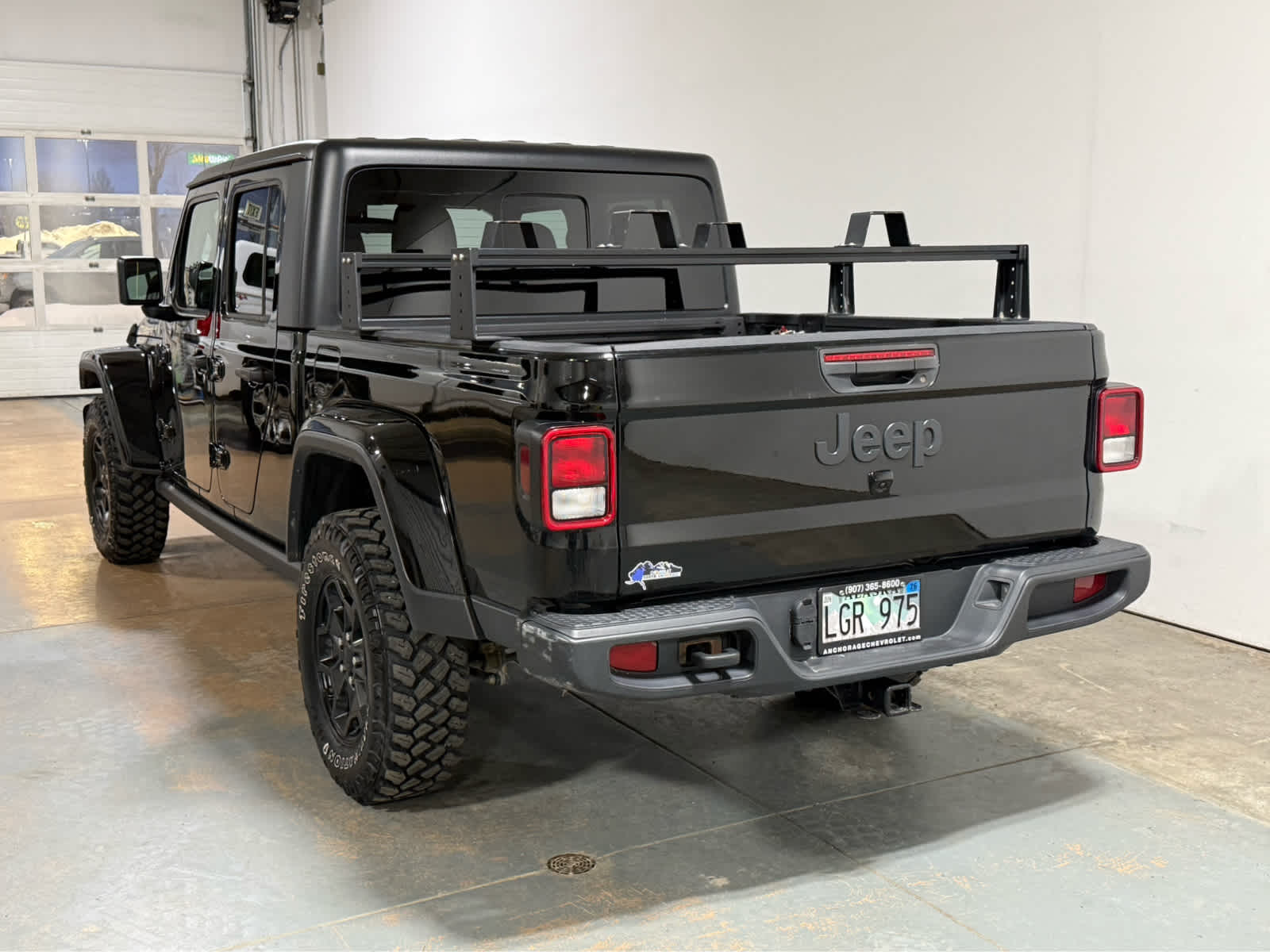 2022 Jeep Gladiator Willys Sport photo 3